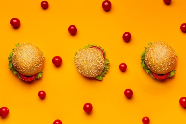 Hamburguesas planas con tomates cherry.