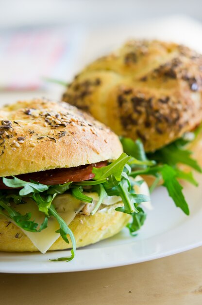 Hamburguesas en un plato blanco