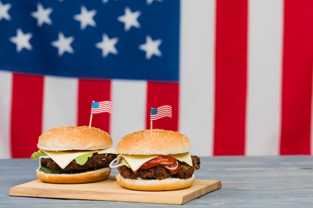 Foto gratuita hamburguesas de queso sobre tabla de madera