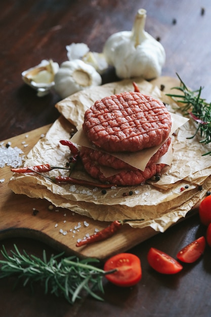 Hamburguesas de ternera cruda con hierbas y especias