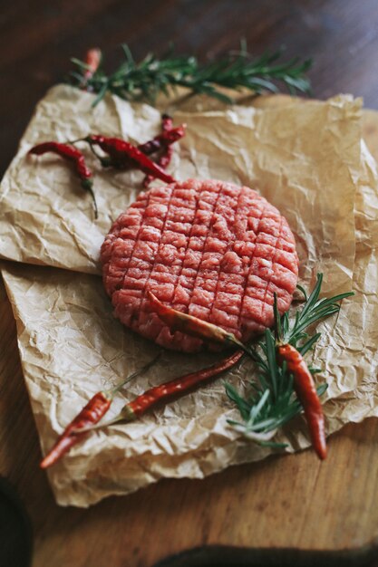 Foto gratuita hamburguesas de ternera cruda con hierbas y especias