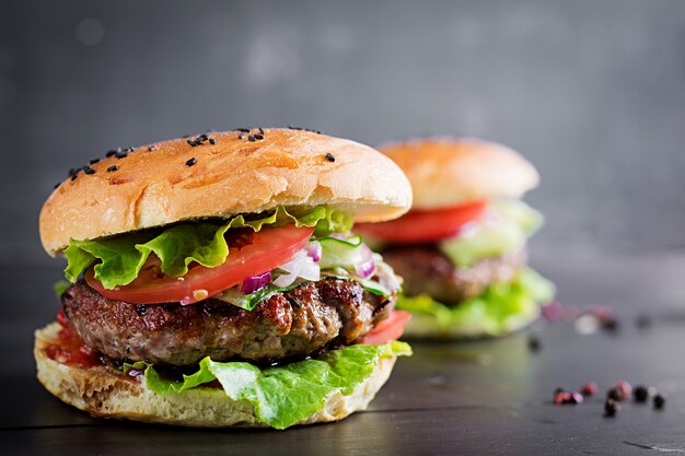 Hamburguesas con ternera, tomate, cebolla morada y lechuga