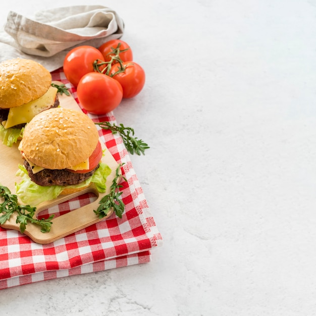 Hamburguesas y tomates con espacio de copia