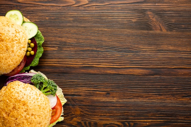 Foto gratuita hamburguesas veganas con espacio de copia