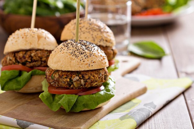 Hamburguesas veganas con frijoles y verduras