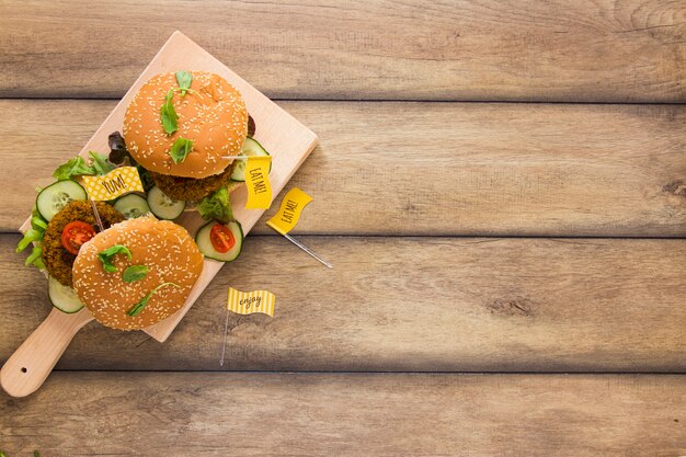 Hamburguesas veganas en tablero de madera con espacio de copia