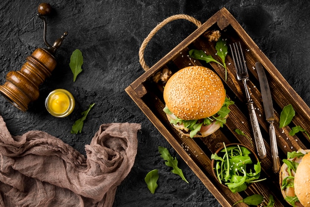 Foto gratuita hamburguesas de vista superior en canasta con espacio de copia y toalla de cocina