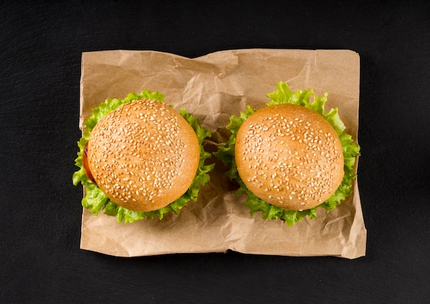 Foto gratuita hamburguesas de vista superior en papel