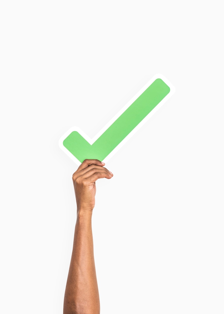 Photo Gratis hands holding a tick mark icon