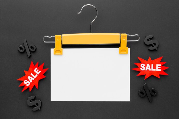 Photo Gratis hanger with sale label cyber monday concept copy space