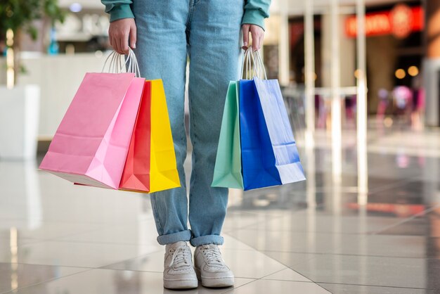 Hans sosteniendo una colorida bolsa de compras