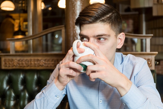 Hansome hombre disfrutando de café