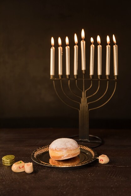 Hanukkah snack y símbolos en la mesa