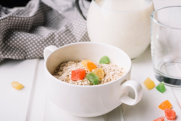 Harina de avena saludable con caramelos de gelatina en el recipiente