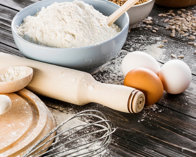 Foto gratuita harina blanca con huevos en la mesa de la cocina