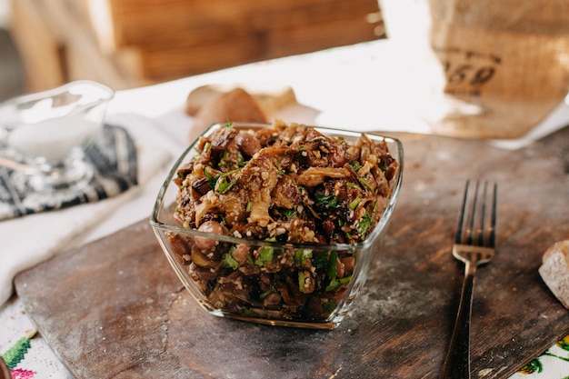 harina de frijoles marrones verduras en rodajas ricas en vitaminas saladas sazonadas con sal dentro de vidrio sobre escritorio de madera marrón