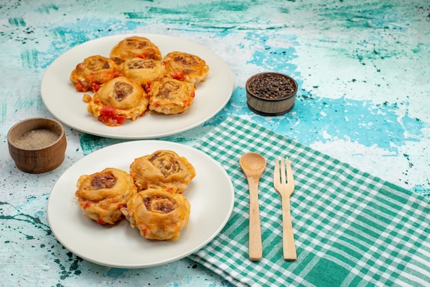 Harina de masa cocida con carne picada dentro de placas en azul brillante, comida de masa comida carne calorías