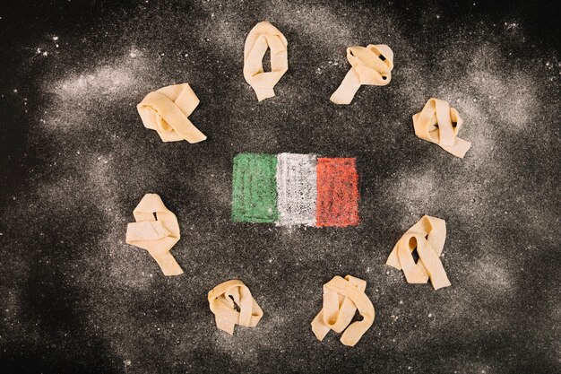 Harina en pasta y bandera italiana