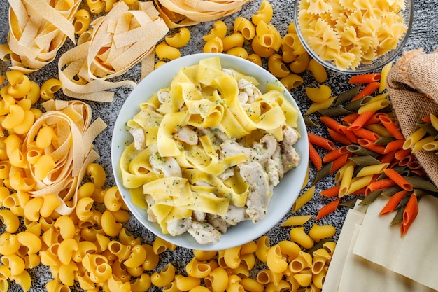 Harina de pasta con masa, pasta cruda en un plato