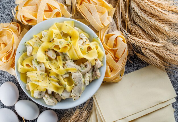 Foto gratuita harina de pasta en un plato con huevos, cereales, pasta cruda, masa