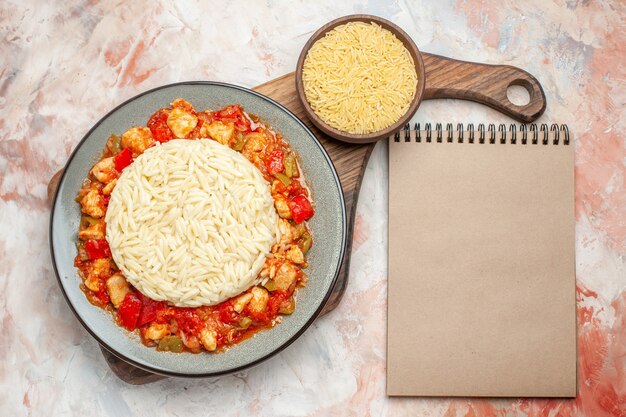 Harina de pollo con tomate con arroz blanco y cuaderno