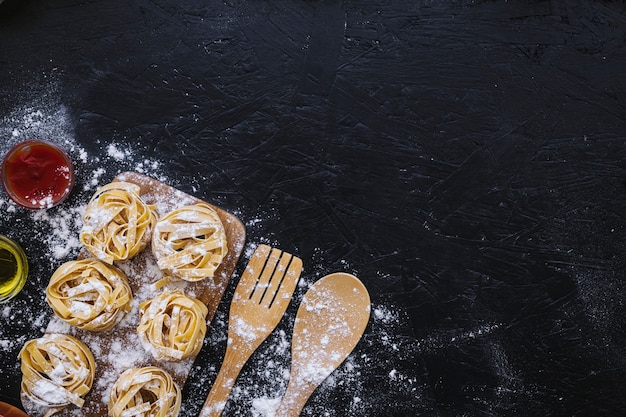 Harina sobre pasta y utensilios