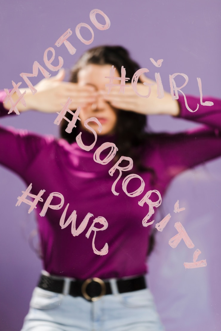 Foto gratuito hashtags palabras escritas en un cristal transparente y una mujer cubriendo sus ojos