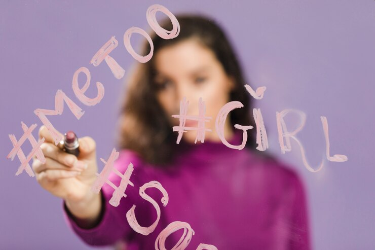 Foto gratuito hashtags palabras escritas en un cristal transparente