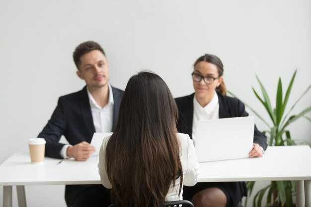 Headhunters entrevistando a candidata de trabajo femenino