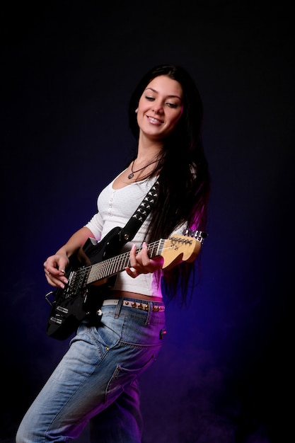 Foto gratuita heavy metal mujer tocando la guitarra eléctrica