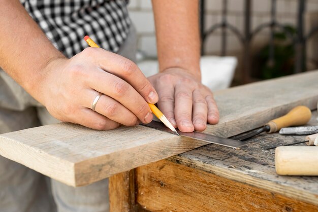 Hecho trabajando con primer plano de madera