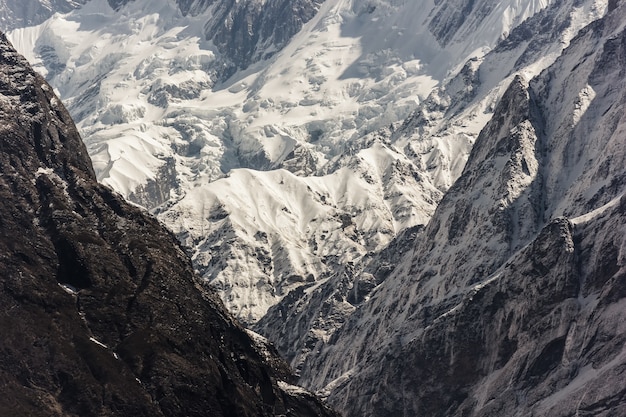Las heladas montañas de Annapurna cubiertas de nieve en el Himalaya de Nepal