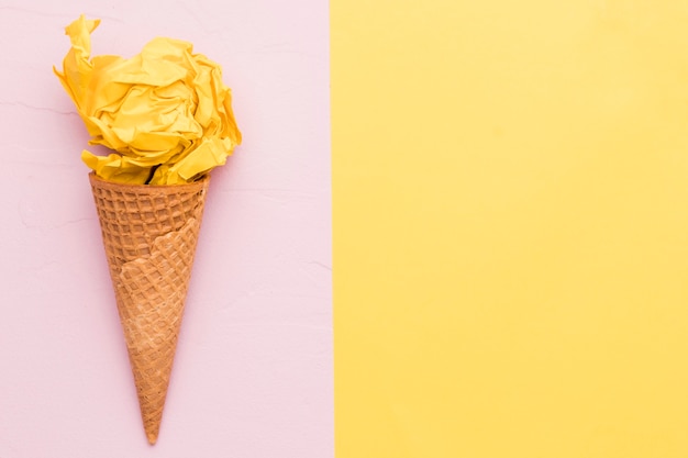 Helado amarillo sobre fondo de color diferente