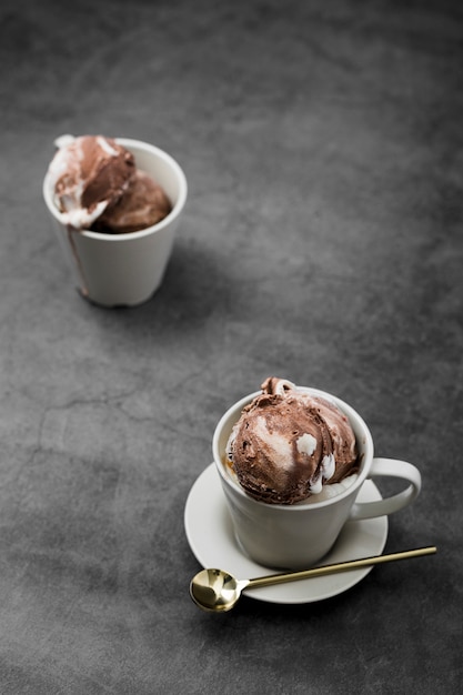 Helado de ángulo alto servido en tazas