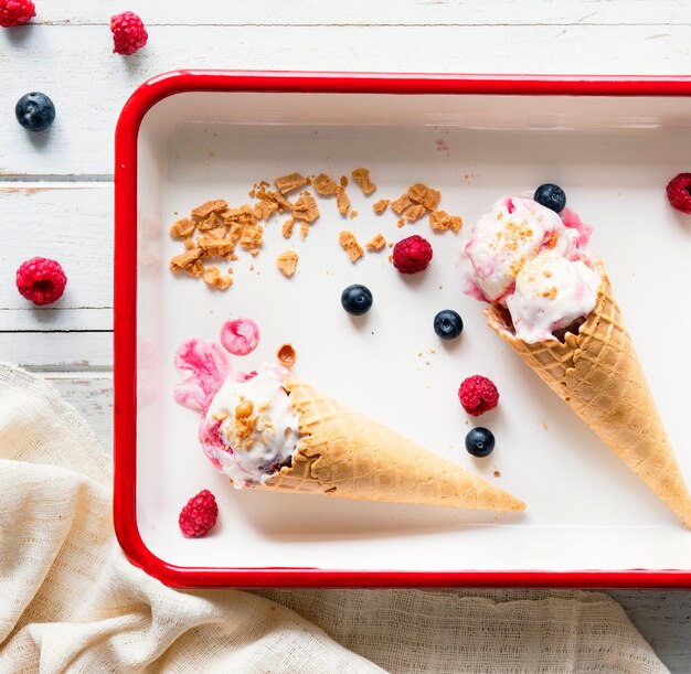 Helado de bayas en conos de waffle