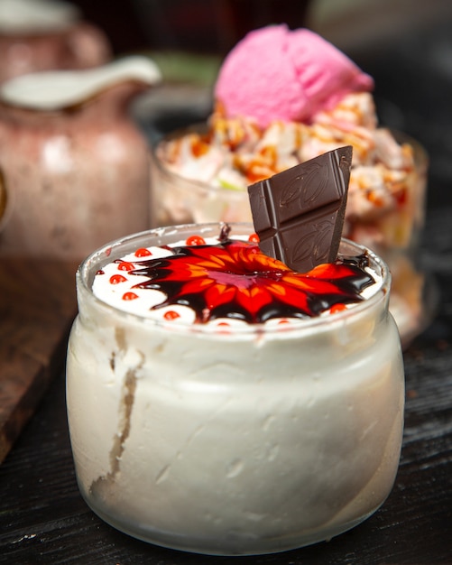 Helado blanco con chocolate negro