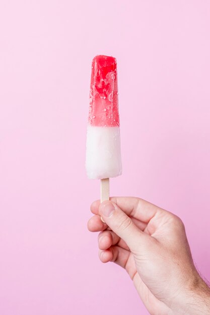 Helado blanco y rojo frío en palo