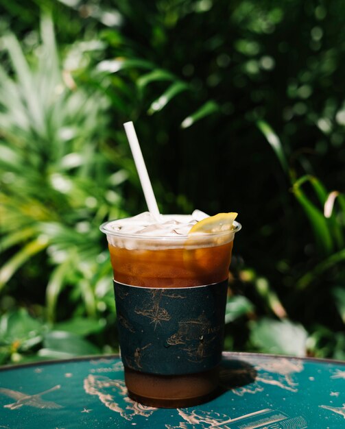 Helado de café frío con limón en una mesa