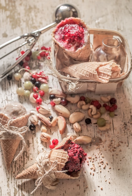 Foto gratuita helado casero en un cono de waffle