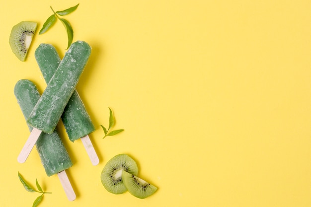 Helado casero de paletas con kiwi y espacio de copia