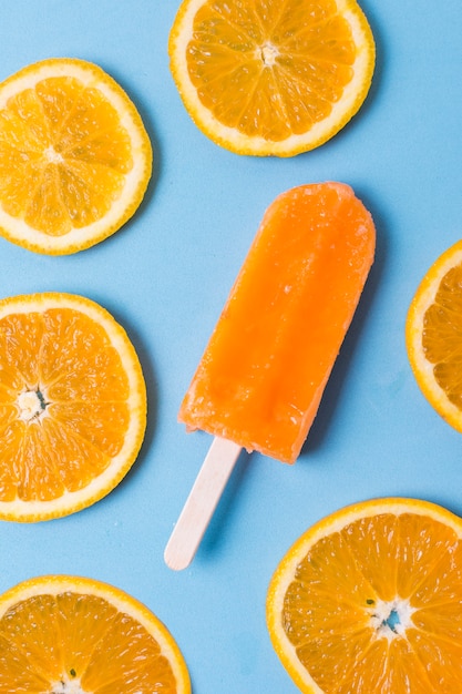 Helado casero de paletas y rodajas de naranja