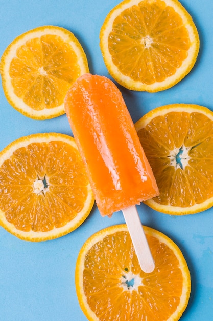 Helado casero de paletas con rodajas de naranja