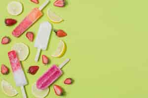 Foto gratuita helado casero de paletas con sabor a limón y fresa.