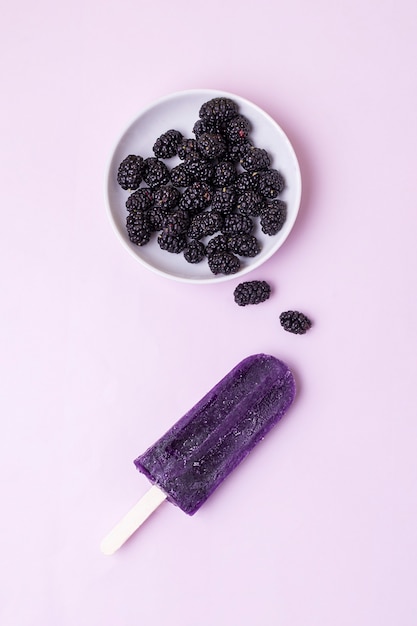 Helado casero de paletas con sabores de mora