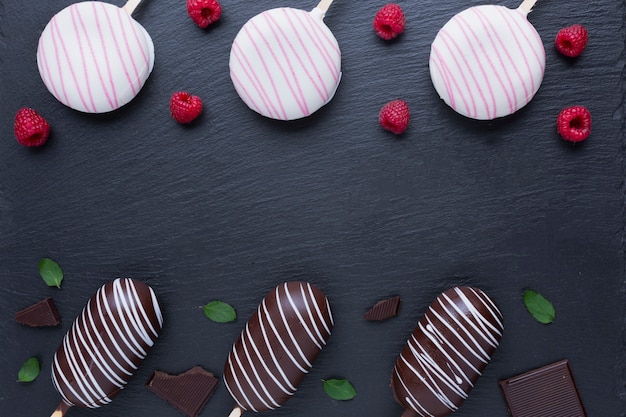 Helado de chocolate y frambuesas con espacio de copia