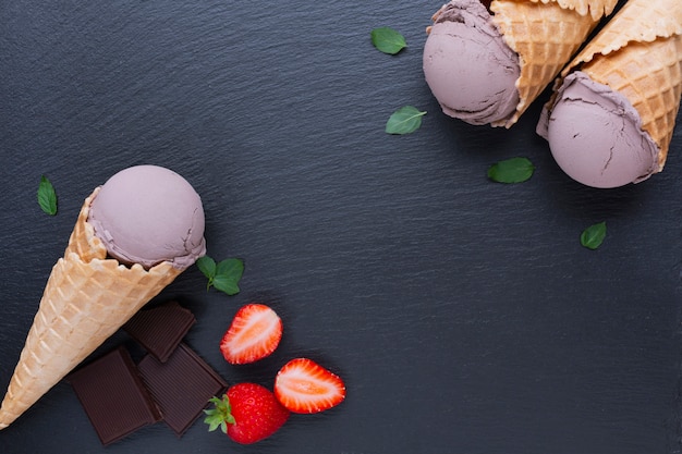 Foto gratuita helado de chocolate y fresa