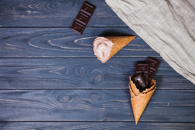 Helado y chocolate en la mesa