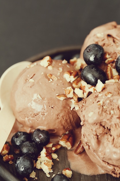 Helado de chocolate con moras