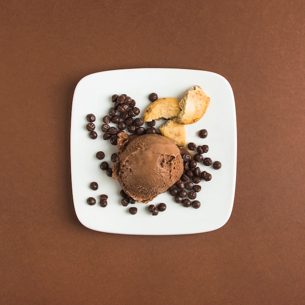 Foto gratuita helado de chocolate en plato