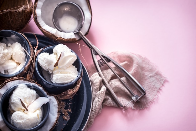 Foto gratuita helado de coco sobre un fondo rosa